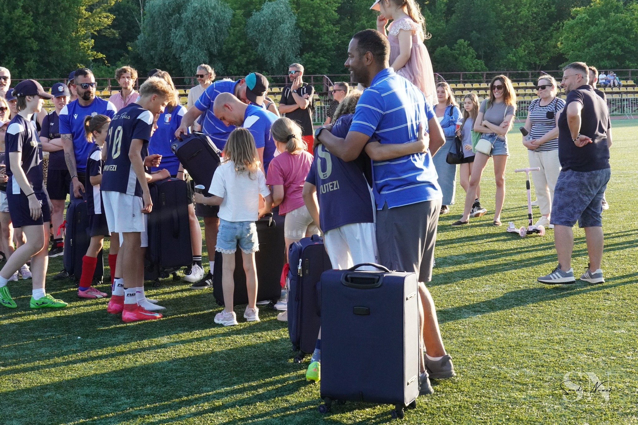 Coach et enfant sur le terrain